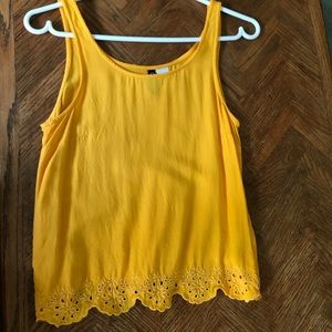 Yellow scalloped tank